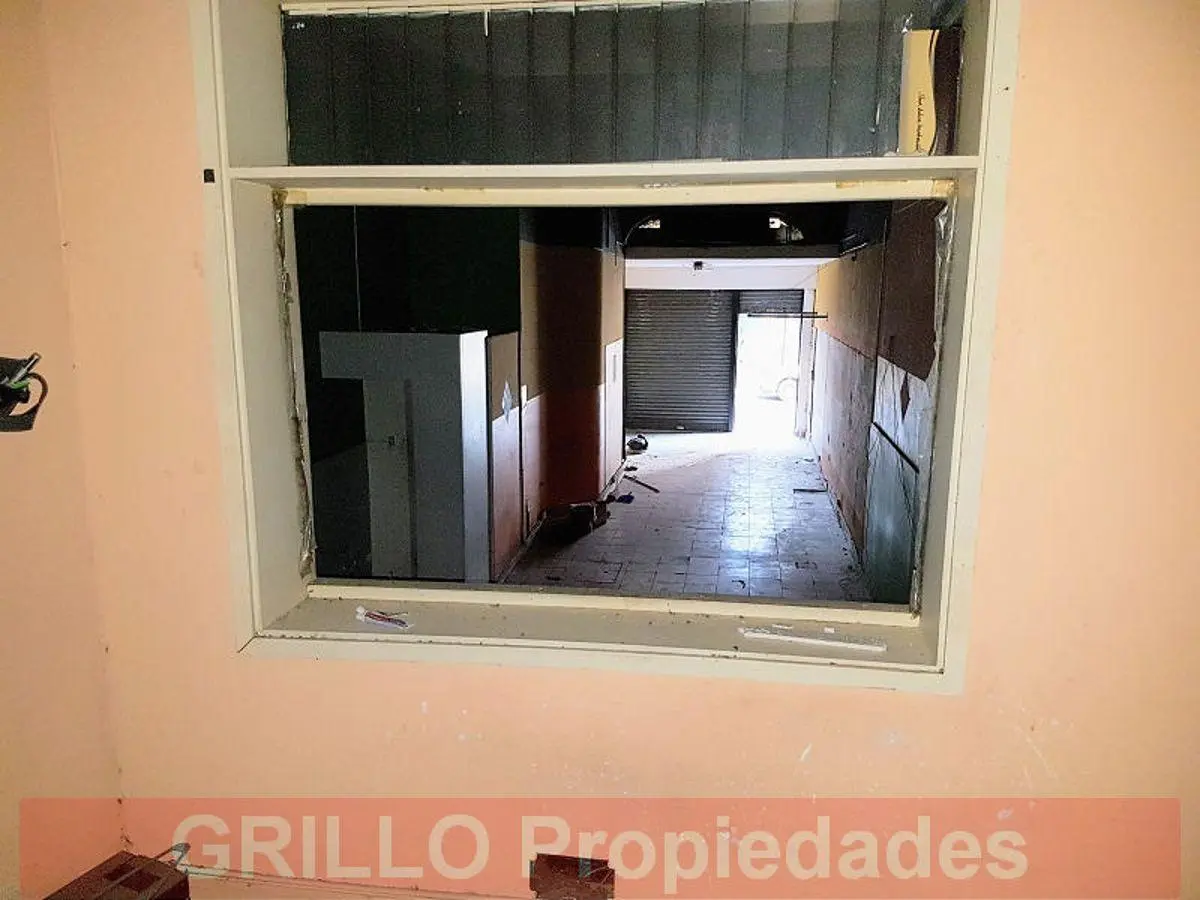 Uruguay 73. Local, Galpón o Depósito. 130m2. Alto tránsito peatonal y vehicular. 5