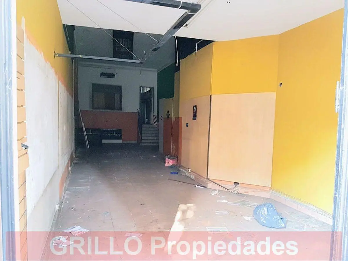 Uruguay 73 - Local, Galpón o Depósito. 130m2. Alto tránsito peatonal y vehicular. 3