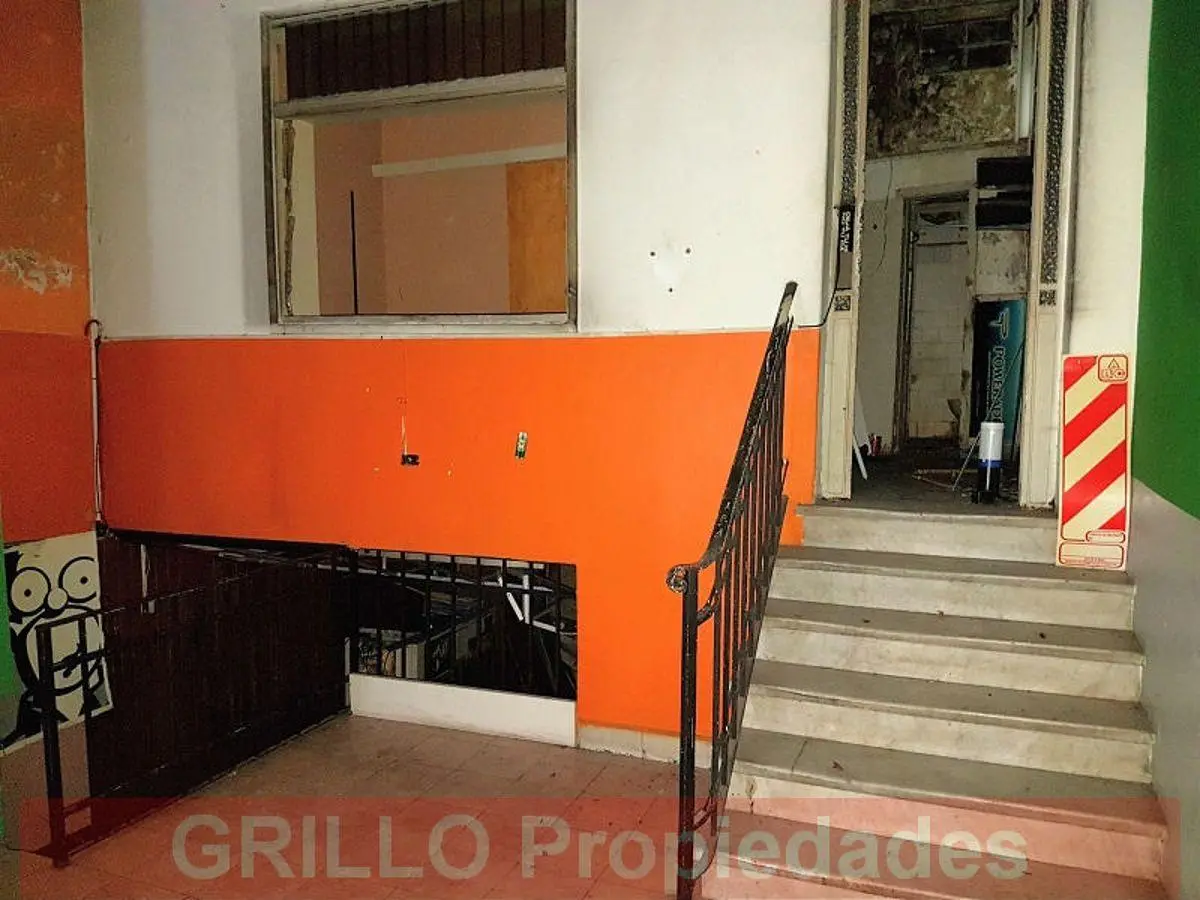 Uruguay 73 - Local, Galpón o Depósito. 130m2. Alto tránsito peatonal y vehicular. 4