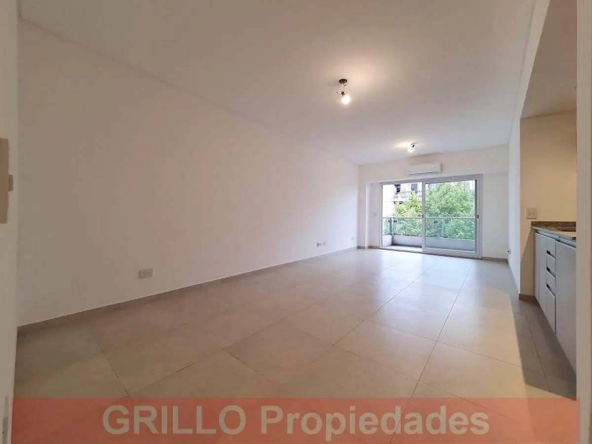Av. Olivera 58. Piso 2. Departamento monoambiente divisible. A estrenar. Balcón. Al frente. 2