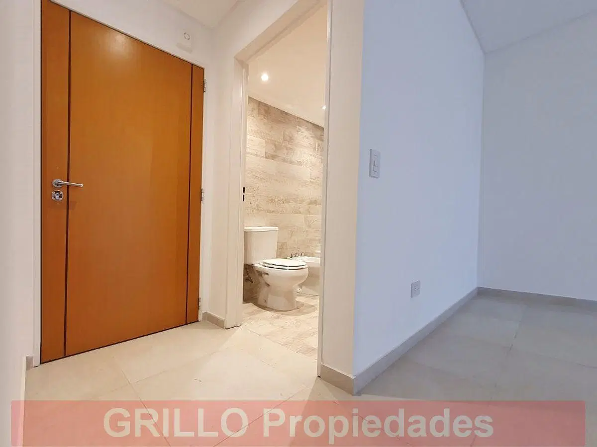 Av. Olivera 58. Piso 2. Departamento monoambiente divisible. A estrenar. Balcón. Al frente. 5