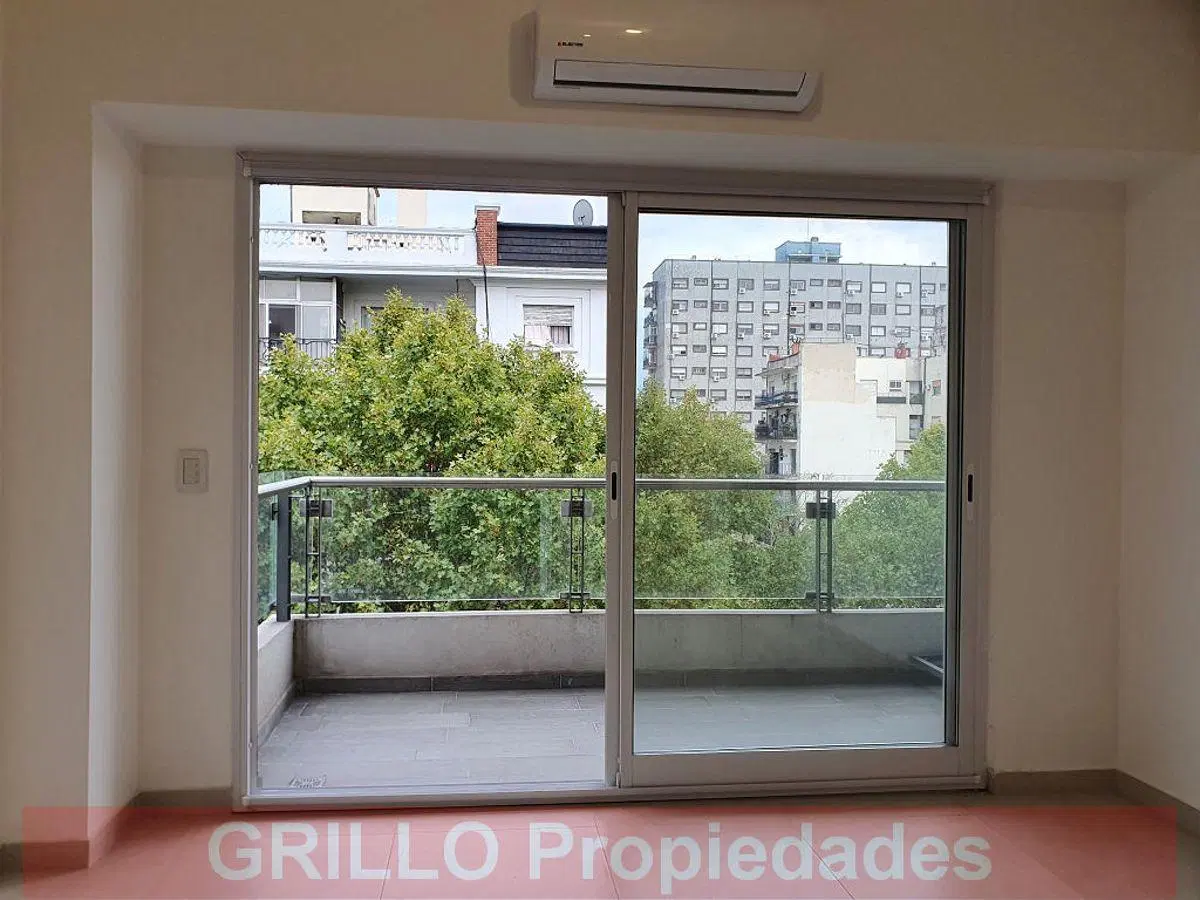 Av. Olivera 58. Piso 2. Departamento monoambiente divisible. A estrenar. Balcón. Al frente. 3