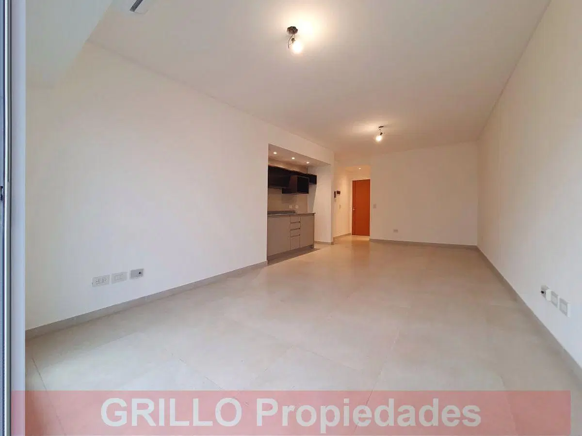 Av. Olivera 58. Piso 2. Departamento monoambiente divisible. A estrenar. Balcón. Al frente. 2