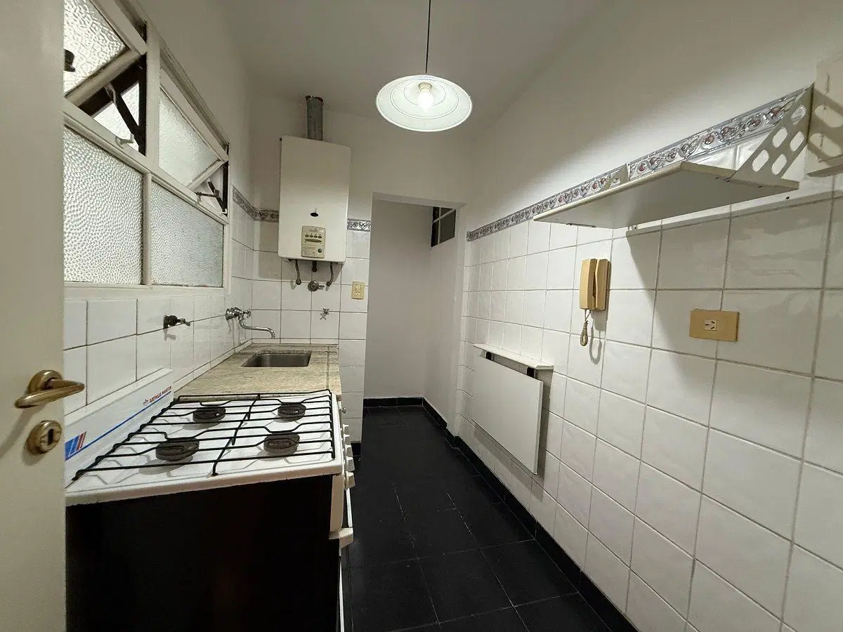 Av. del Libertador 8440. Piso 5. Departamento 2 ambientes. Baño completo. Cocina independiente. 4