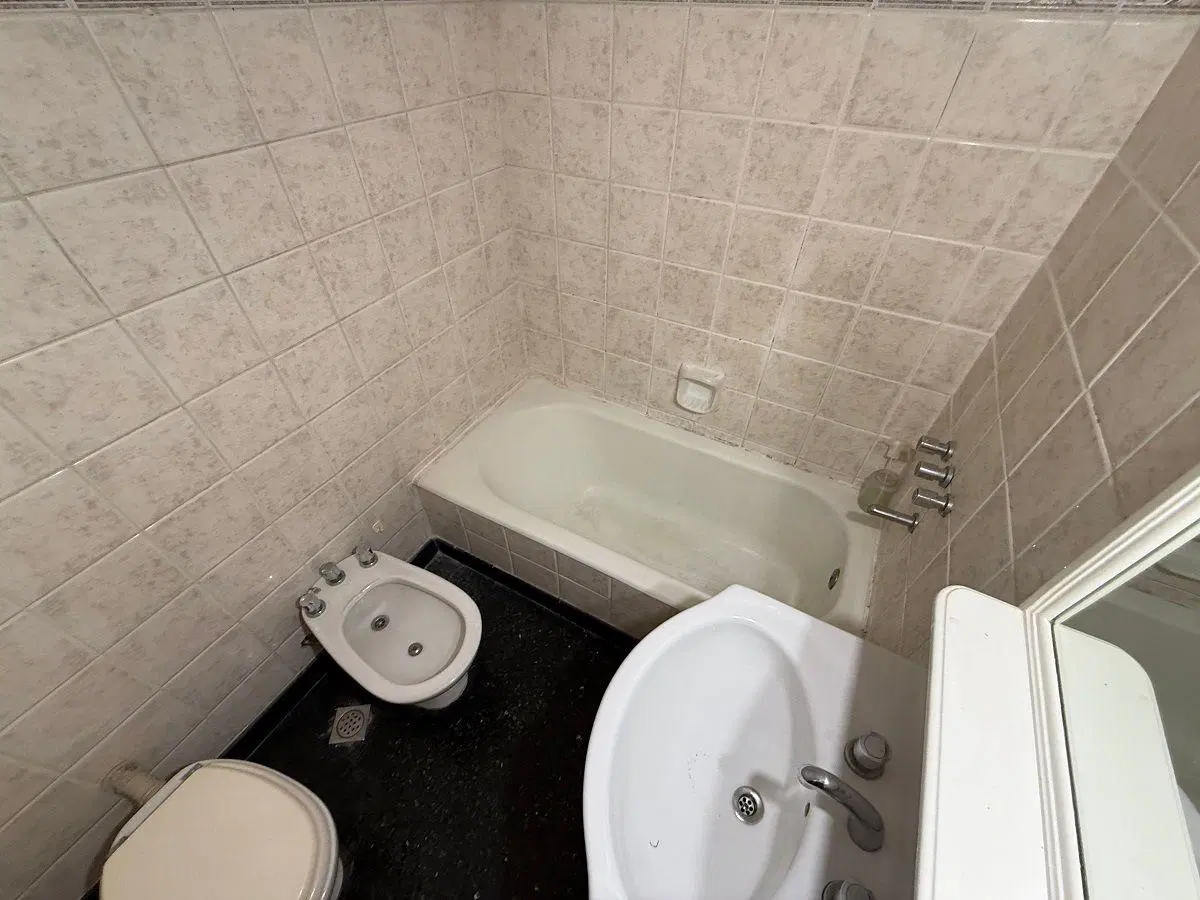 Av. del Libertador 8440. Piso 5. Departamento 2 ambientes. Baño completo. Cocina independiente. 7