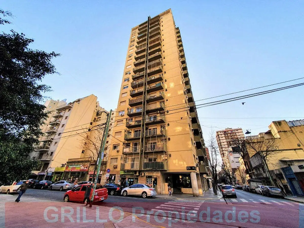 Juramento 2801. Departamento tres ambientes con balcón en piso alto. Excelente vista y luz. 4
