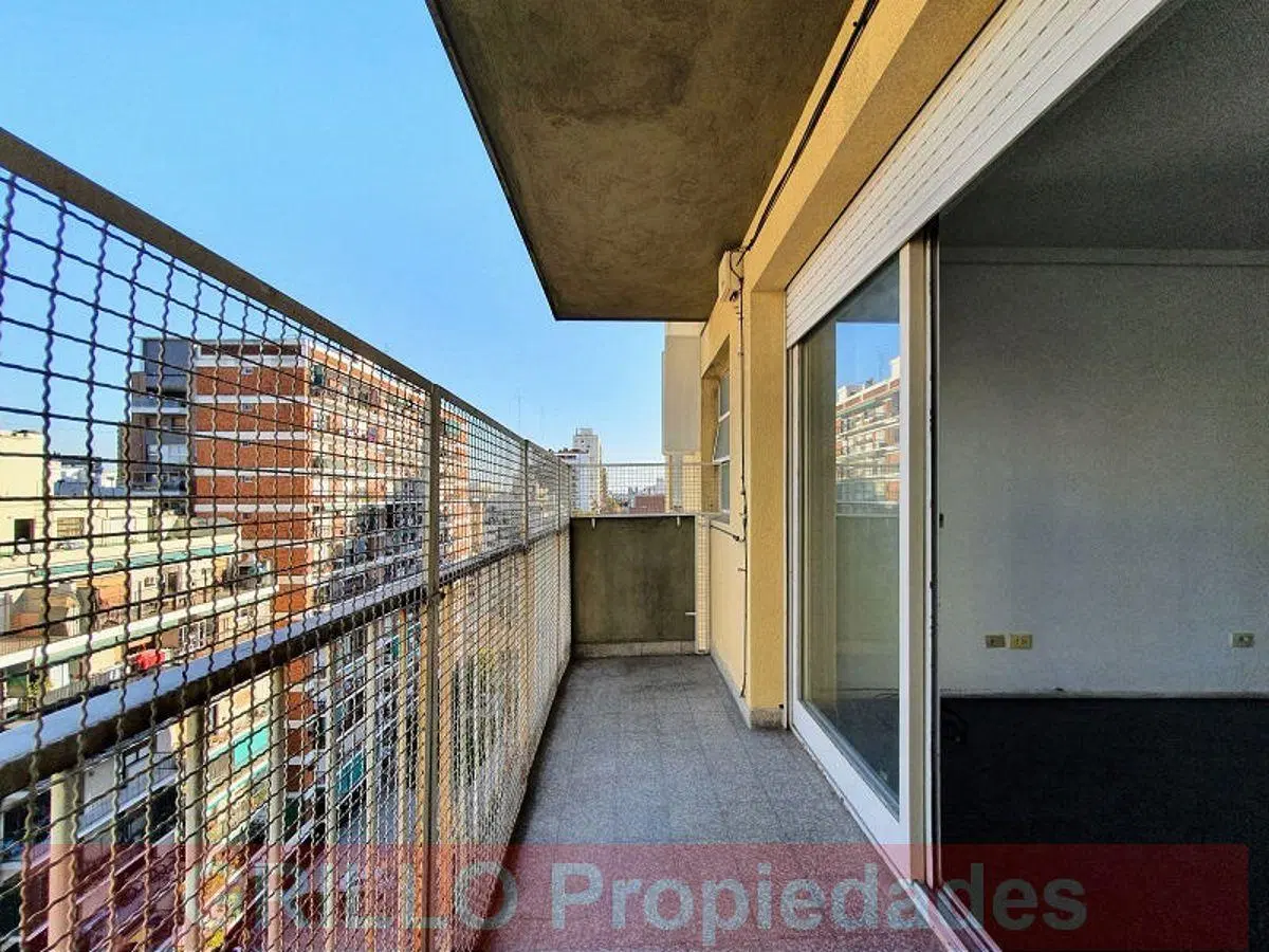 Juramento 2801. Departamento tres ambientes con balcón en piso alto. Excelente vista y luz. 4