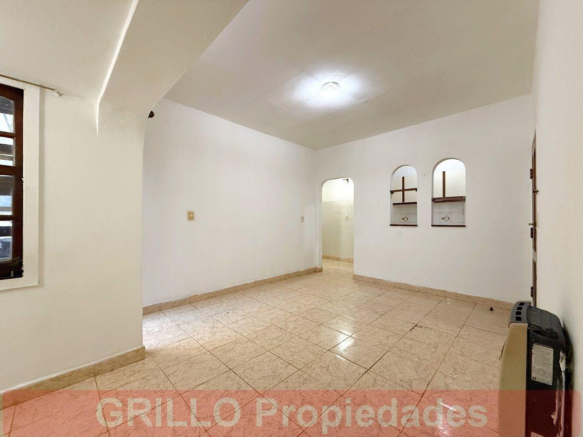 Foto de Almirante Brown 3840. Departamento 2 ambientes. PH sin expensas. Con, imagen 1