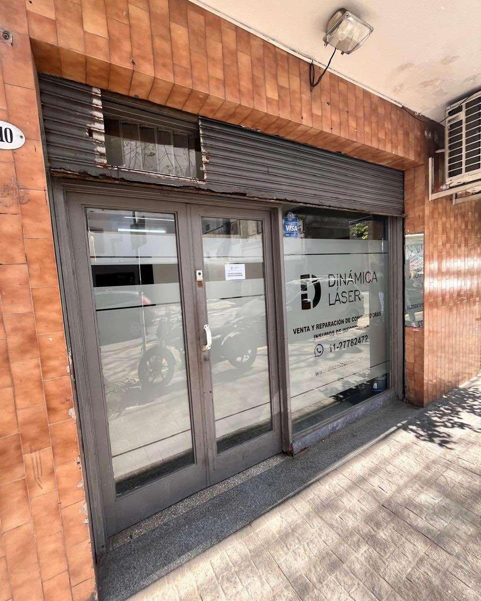 Excelente y super amplio local al frente / Fco. Acuña de Figueroa 810