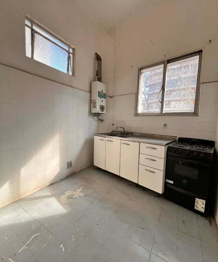 Foto de Distinguido semipiso de estilo 3 ambientes con dependencia / a remodelar, imagen 3