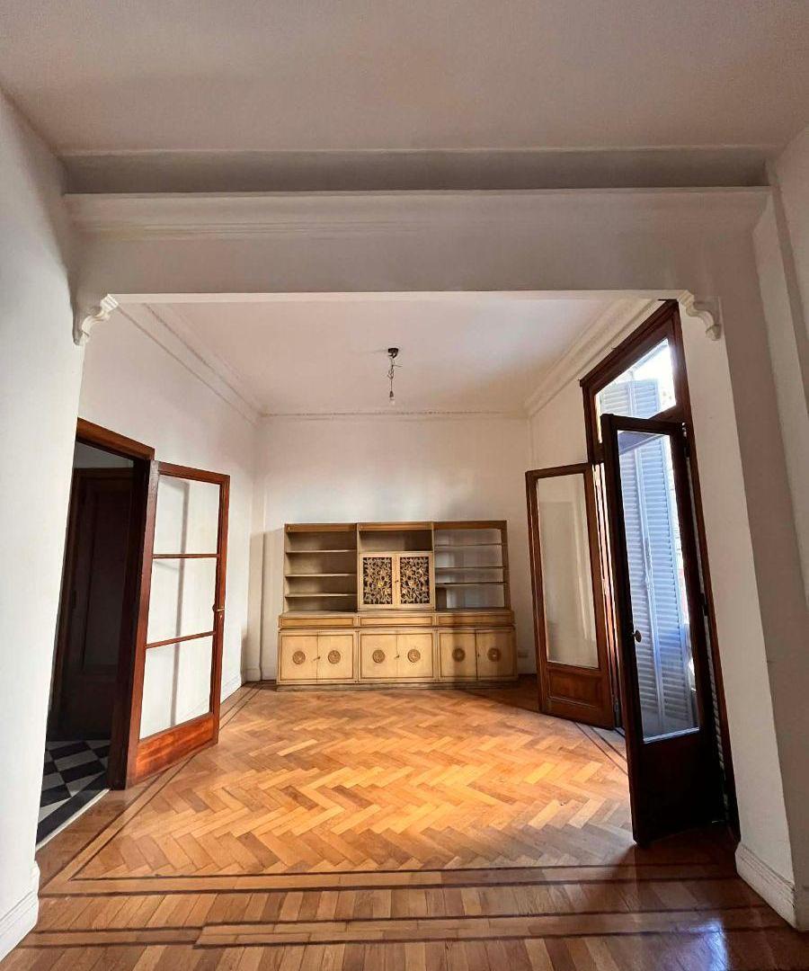 Foto de Distinguido semipiso de estilo 3 ambientes con dependencia / a remodelar, imagen 1