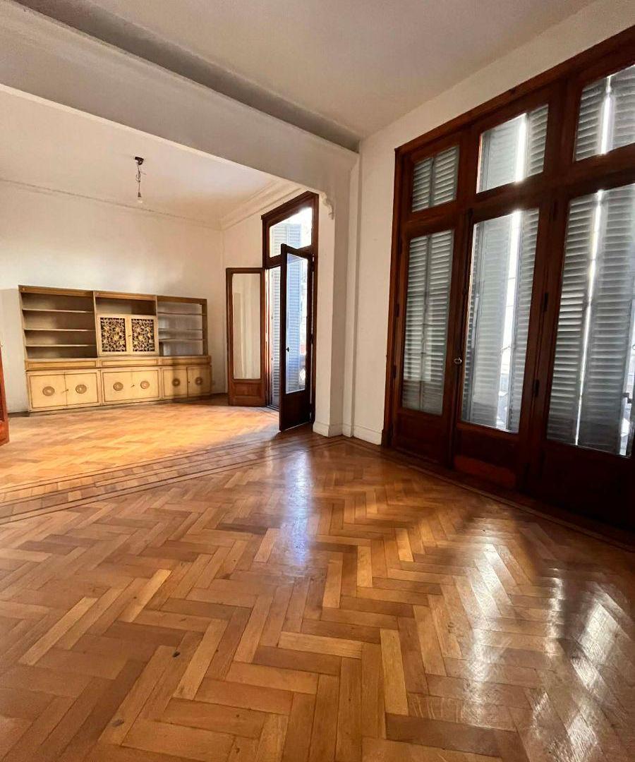 Foto de Distinguido semipiso de estilo 3 ambientes con dependencia / a remodelar, imagen 2