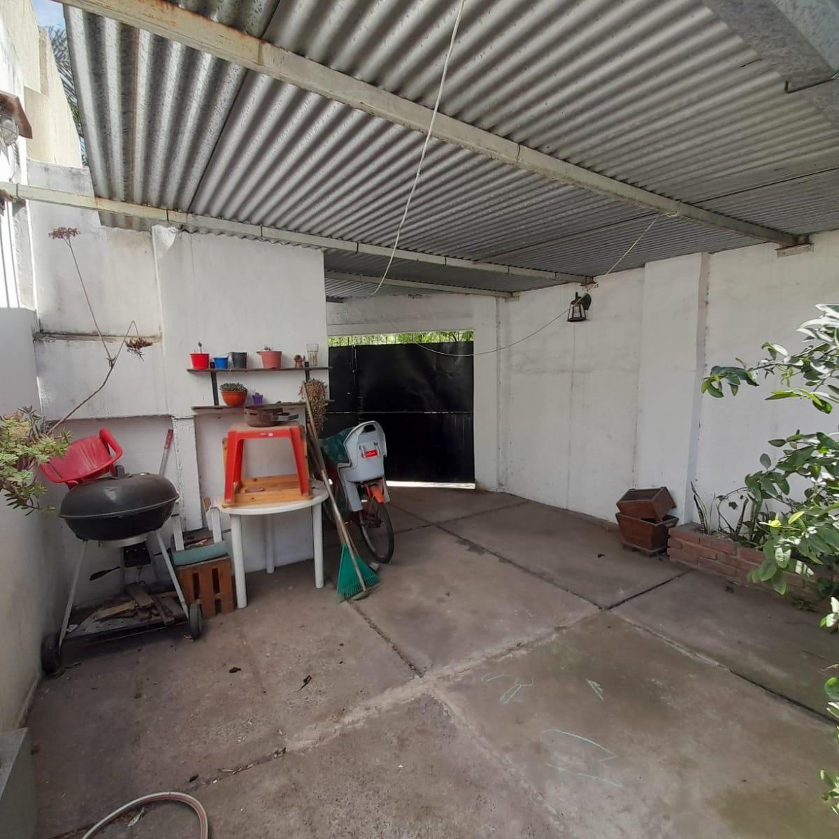 CASA DE 3 AMB. C/PATIO Y COCHERA EN HAEDO CHICO
