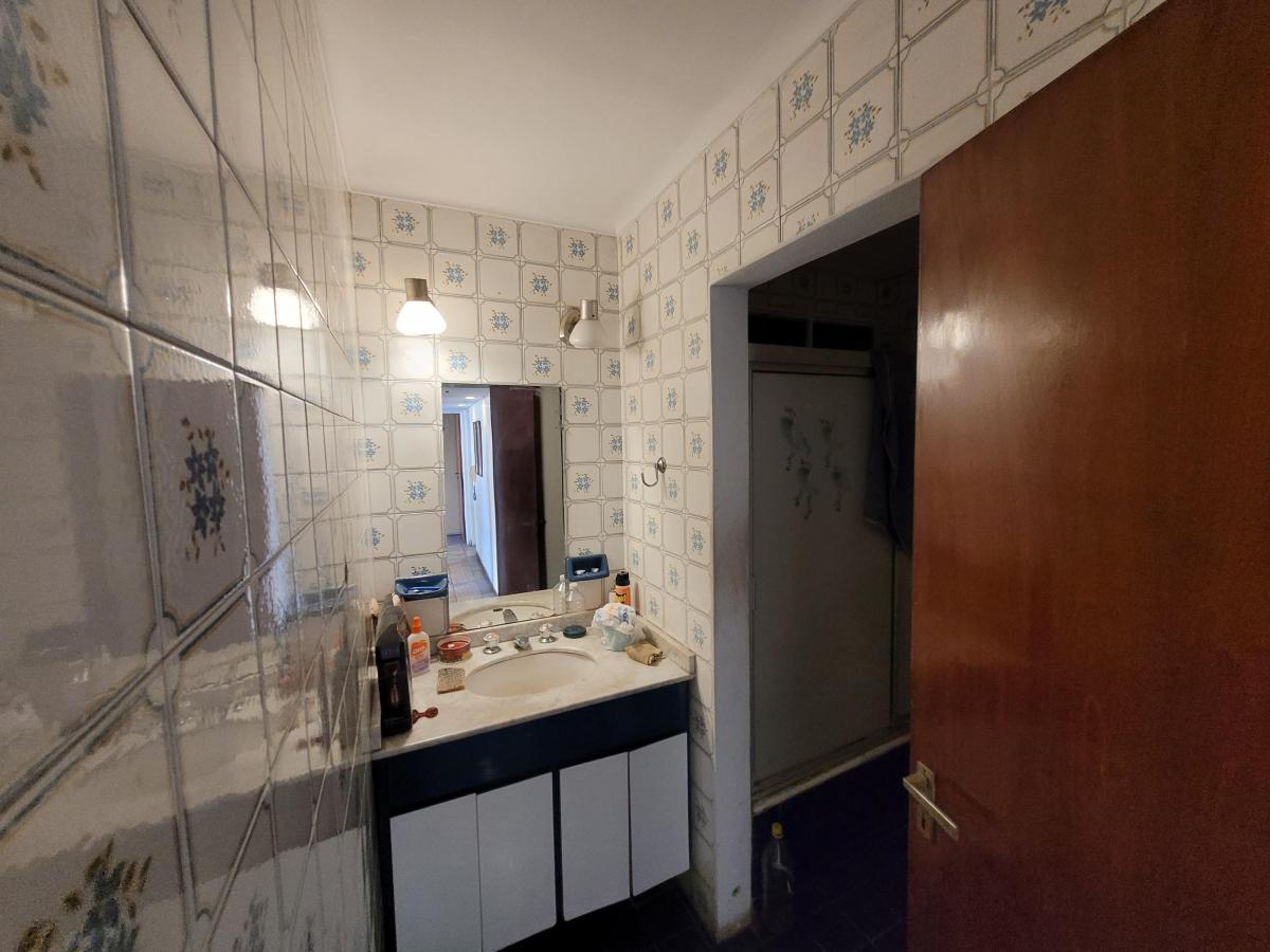 Foto de CASA DE 5 AMB. EN EXCELENTE UBICACION, imagen 2
