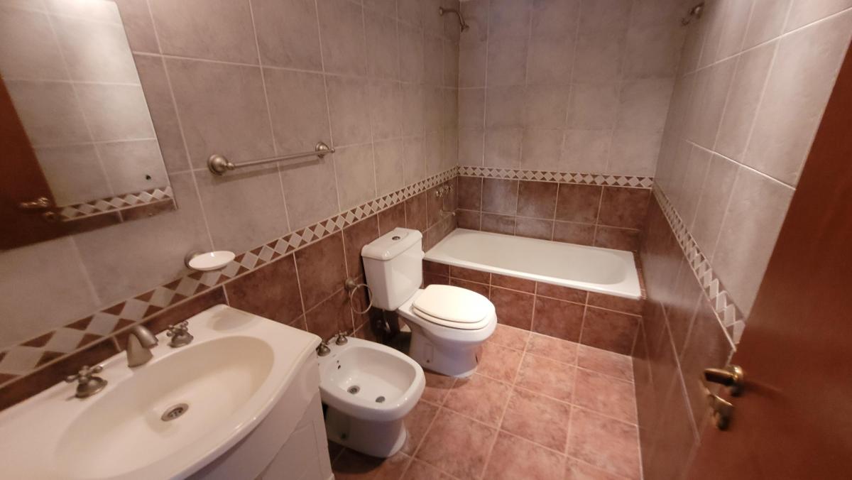 DUPLEX DE 3 AMB. EN COMPLEJO CERRADO C/COCHERA.