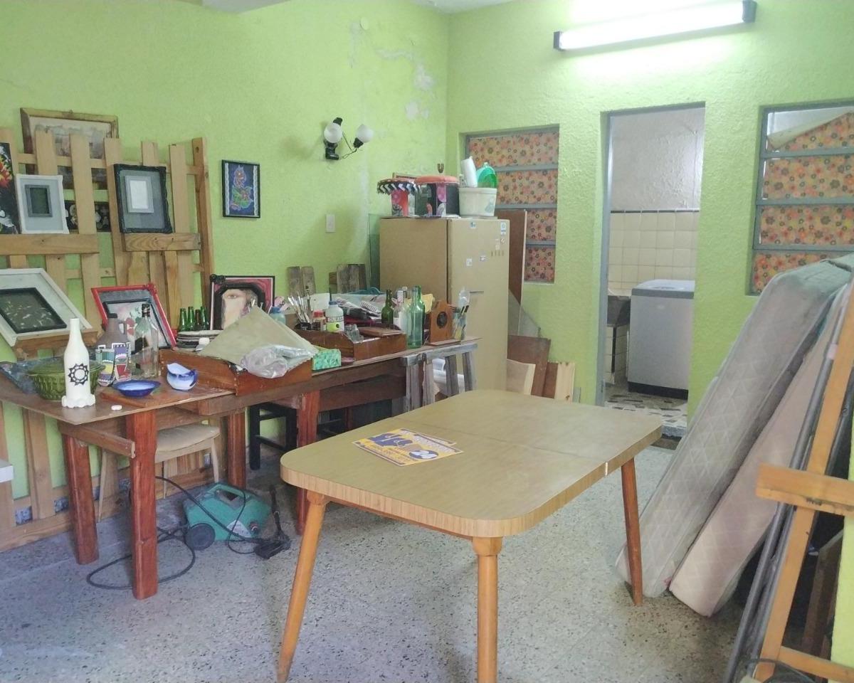 CHALET DE 7 AMB. EN 2 PLANTAS PARA RECICLAR EN MUY BUENA UBICACION
