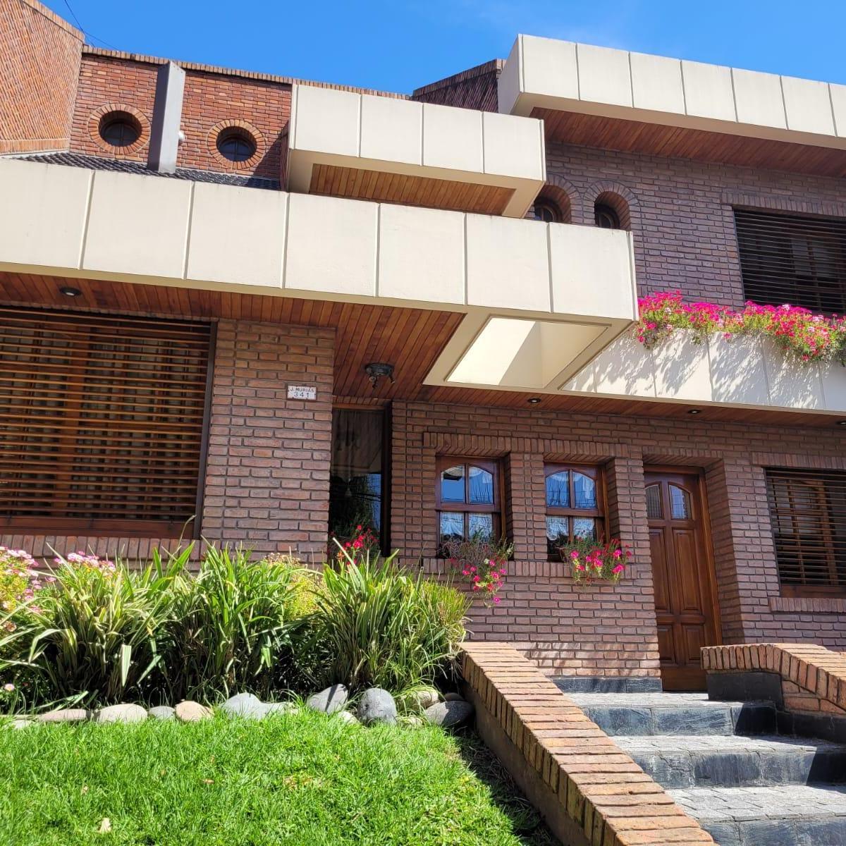 EXCELENTE CHALET DE 5 AMB. SOBRE CALLE CORTADA A MTS DEL CENTRO DE HAEDO