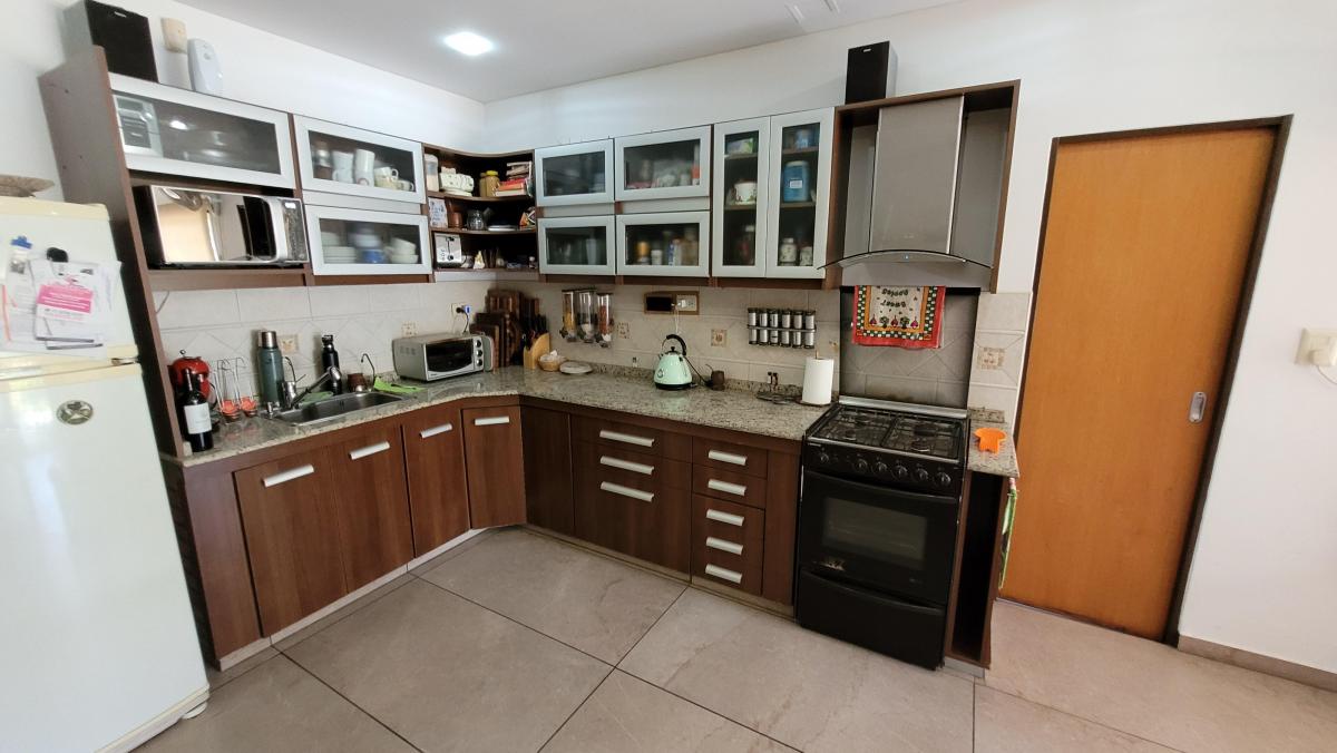 Excelente Casa de 4 Ambientes Sobre Lote de 288 m² con Parque y Piscina 2