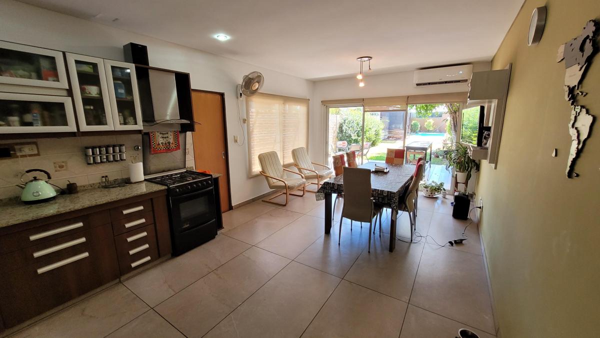 Excelente Casa de 4 Ambientes Sobre Lote de 288 m² con Parque y Piscina 1