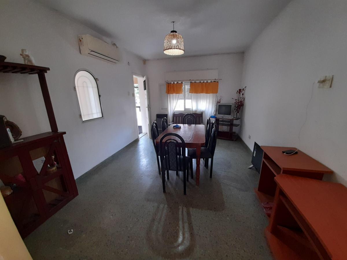 Casa de 3 Ambientes con Jardín y Terraza a m de Av Rivadavia 3