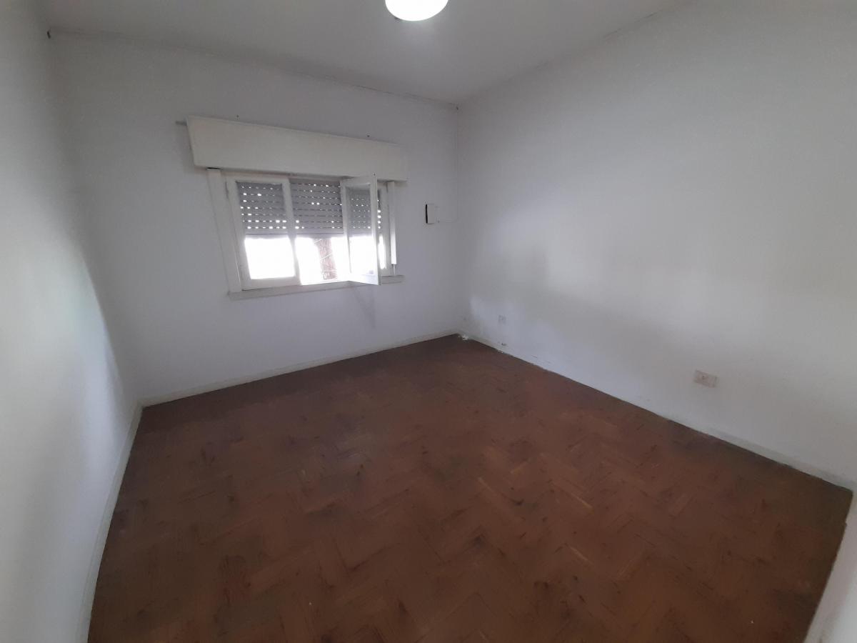 Casa de 3 Ambientes con Jardín y Terraza a m de Av Rivadavia 4