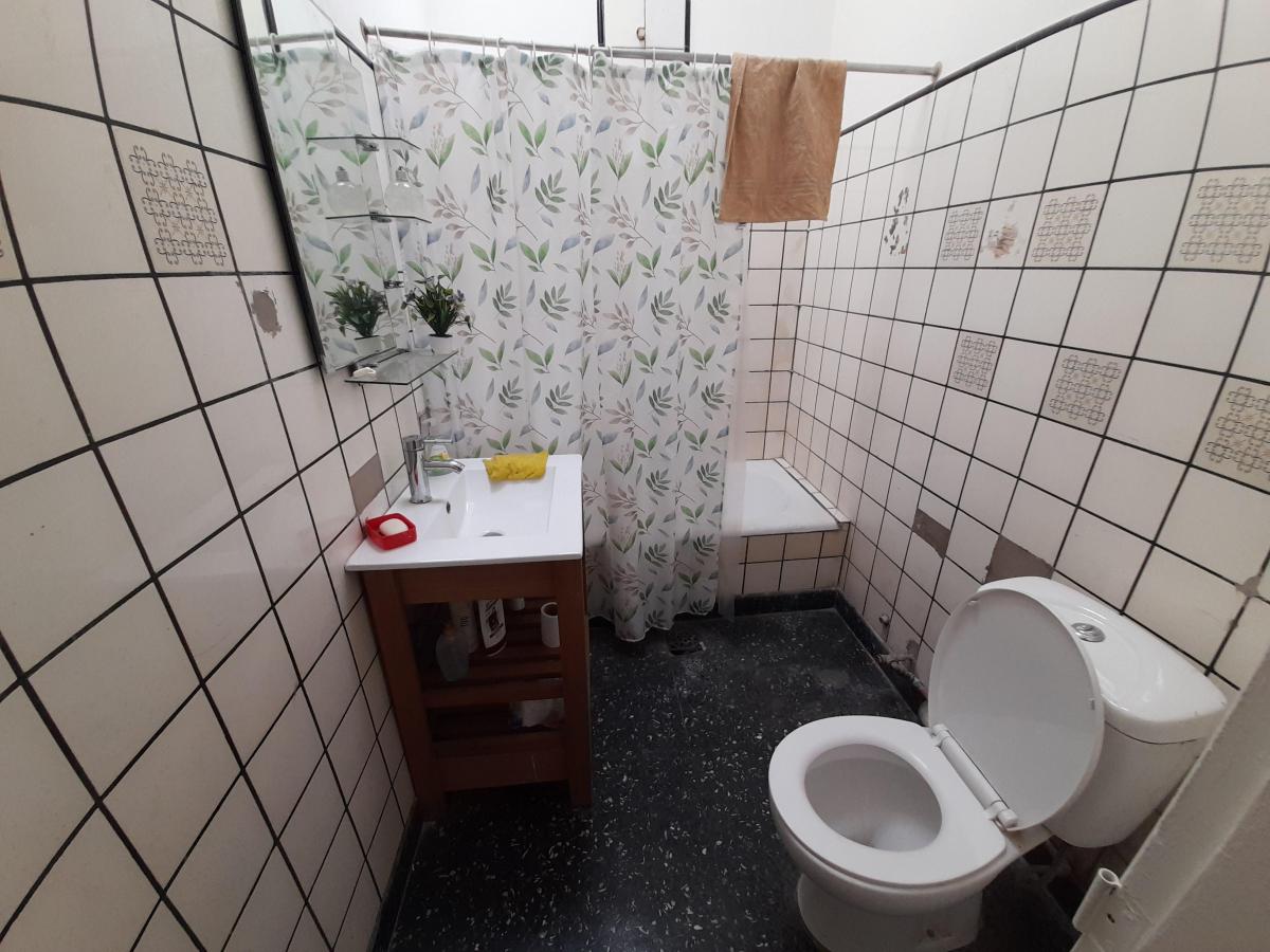 Casa de 3 Ambientes con Jardín y Terraza a m de Av Rivadavia 1