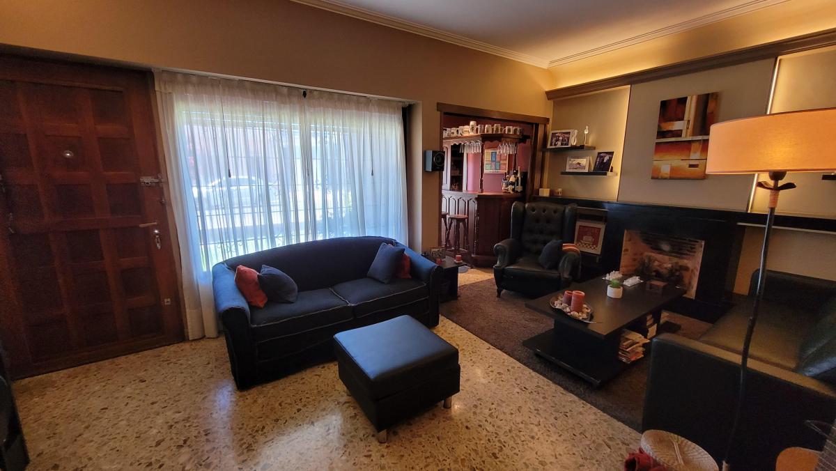 Excelente Chalet de 3 Amb. con Depto. de 2 Amb. 1 Cuadra de Av Rivadavia 2