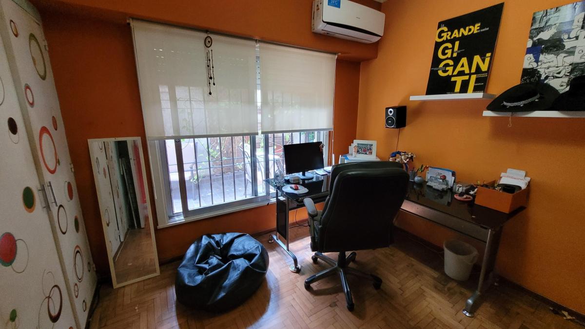 Excelente Chalet de 3 Amb. con Depto. de 2 Amb. 1 Cuadra de Av Rivadavia 5