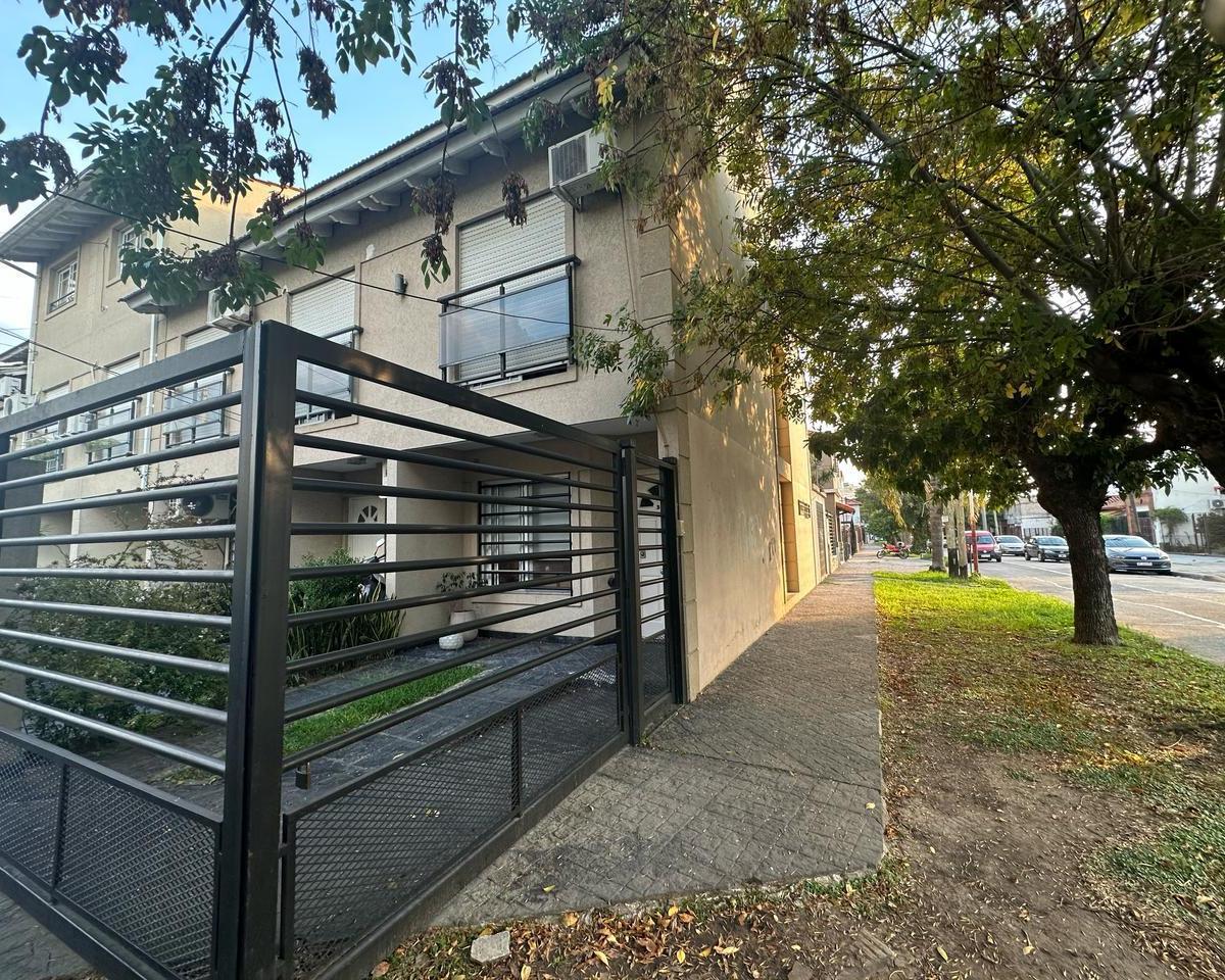 Excelente de Triplex en Villa Luzuriaga 2