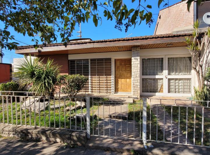 Casa de 3 ambientes de muy buena construcción para actualizar en Haedo Sur