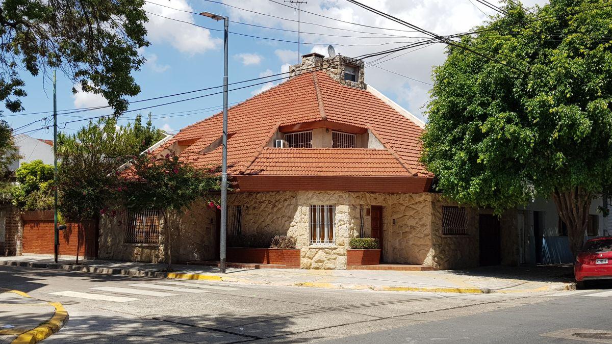 Excelente chalet de 6 ambientes a 1 cuadra de Av. Lope de Vega y 3 de Av. Beiró.