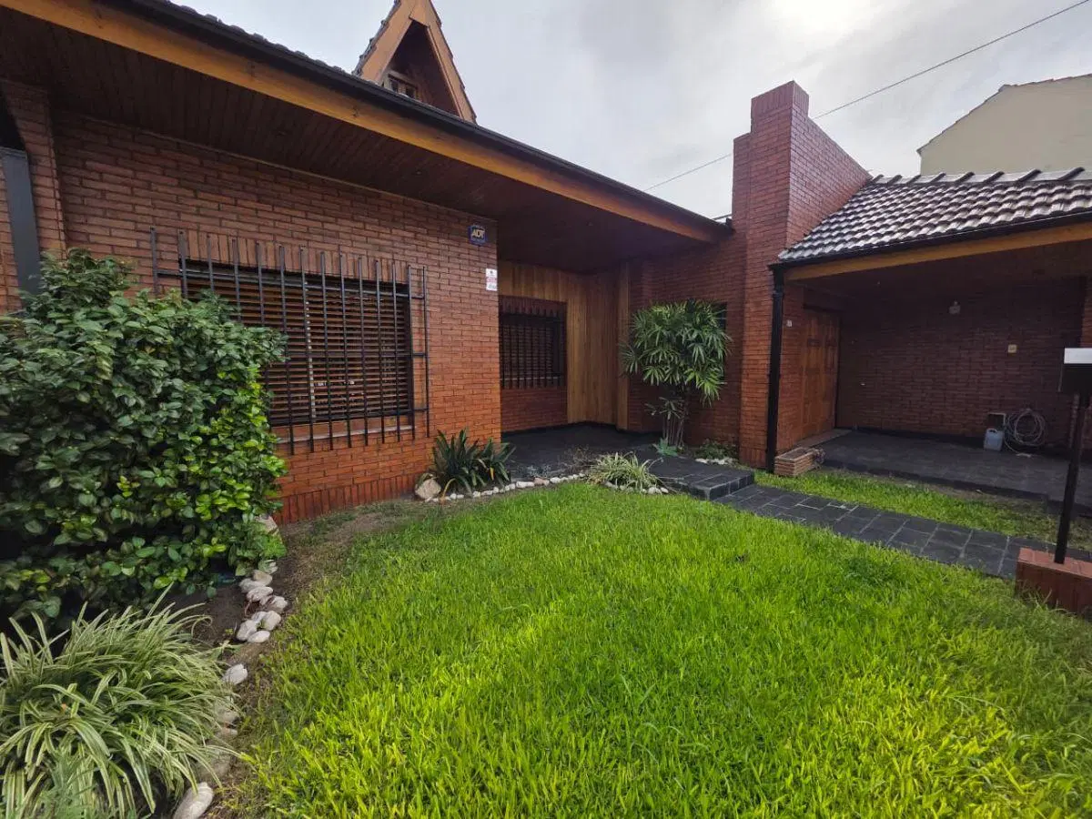 Hermoso chalet de 3 ambientes con departamento 3 ambientes al contrafrente, ideal para dos familias. 1