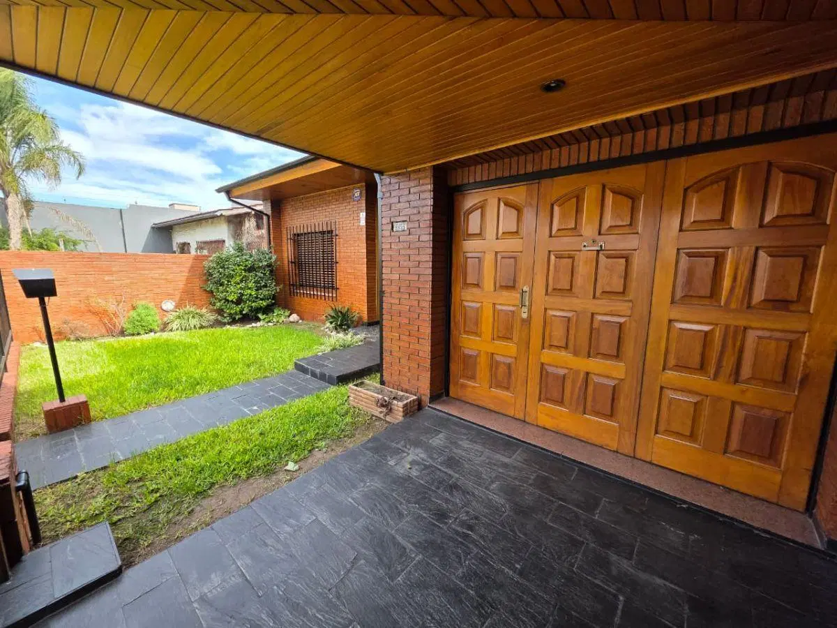 Hermoso chalet de 3 ambientes con departamento 3 ambientes al contrafrente, ideal para dos familias. 2