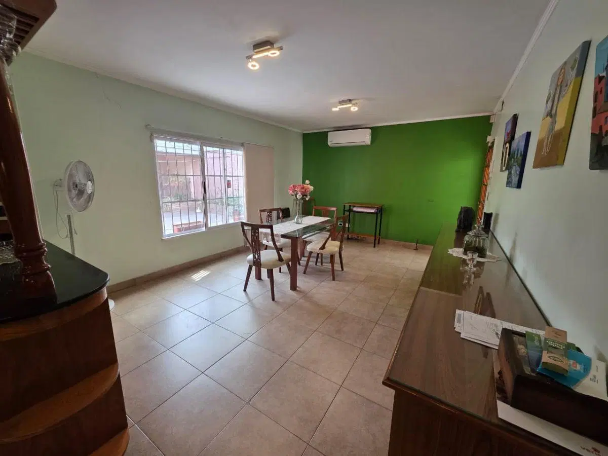 Hermoso chalet de 3 ambientes con departamento 3 ambientes al contrafrente, ideal para dos familias. 4