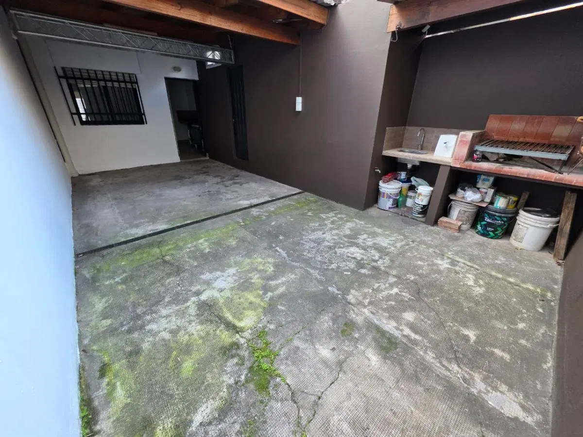 Casa ph de 2 ambientes en planta baja, sobre Av. Rivadavia 4