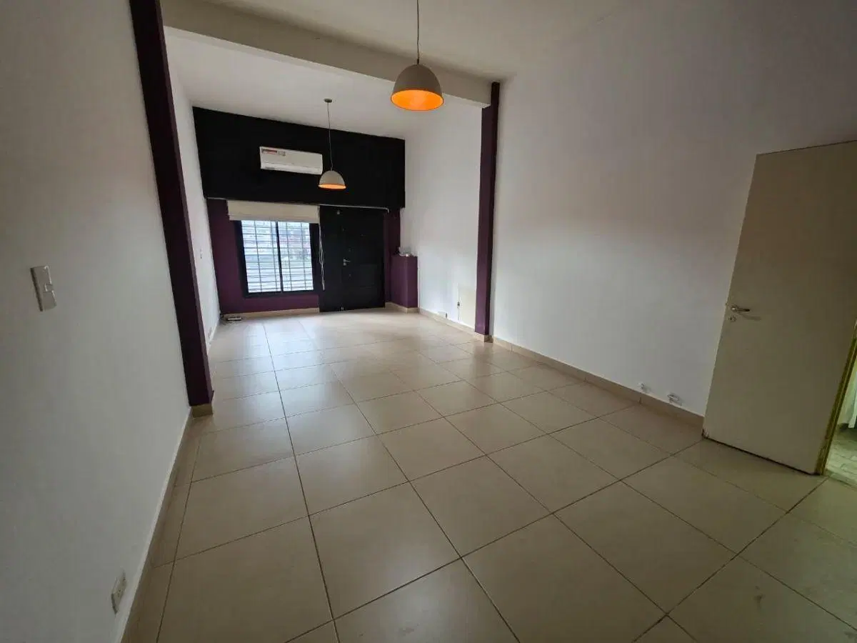 Casa ph de 2 ambientes en planta baja, sobre Av. Rivadavia 5
