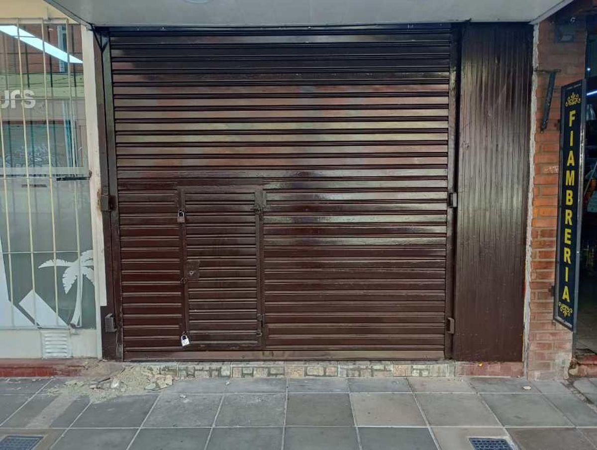 ALQUILER DE LOCAL RECICLADO A NUEVO SOBRE CALLE FASOLA A MTS DE LA ESTACION DE HAEDO