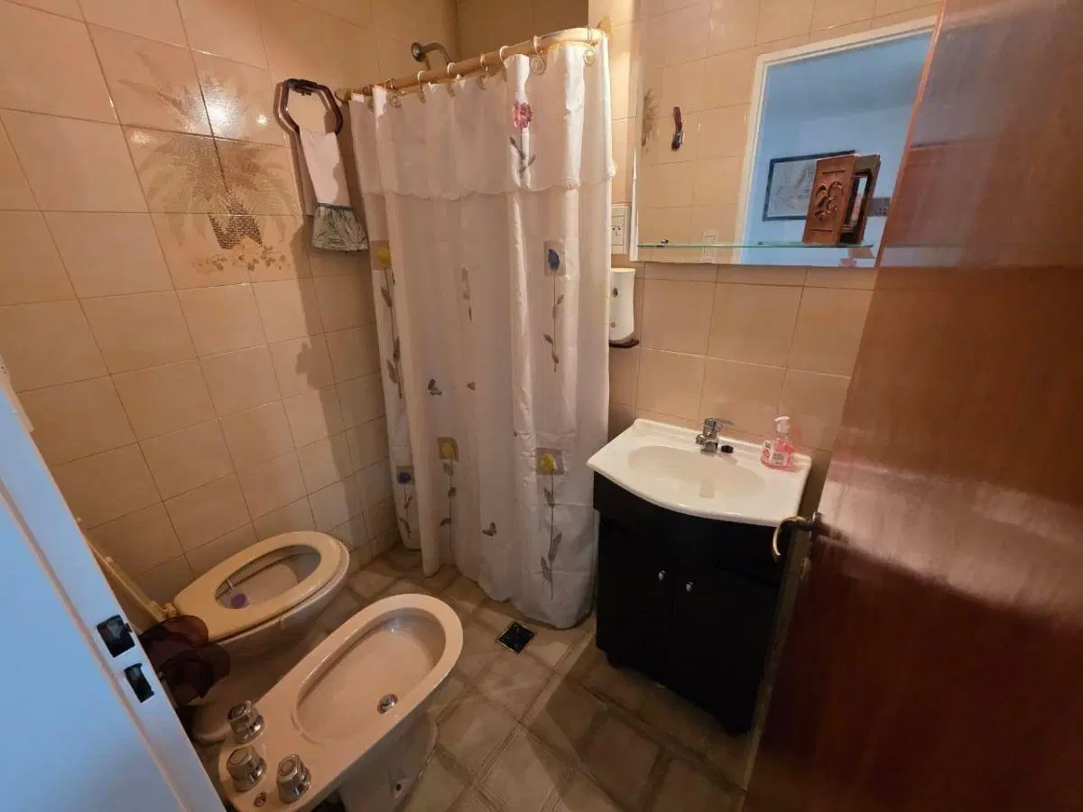 Hermosa casa de 4 ambientes con garage a dos cuadras de Acceso Oeste 8