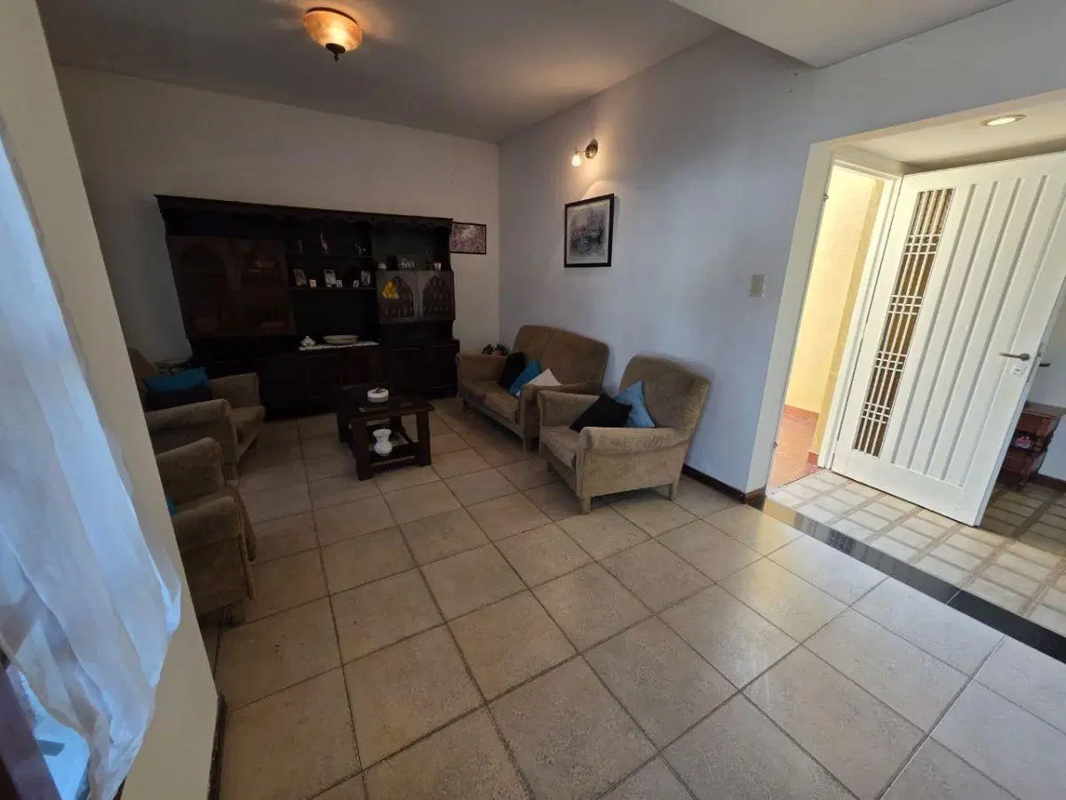 Hermosa casa de 4 ambientes con garage a dos cuadras de Acceso Oeste 4