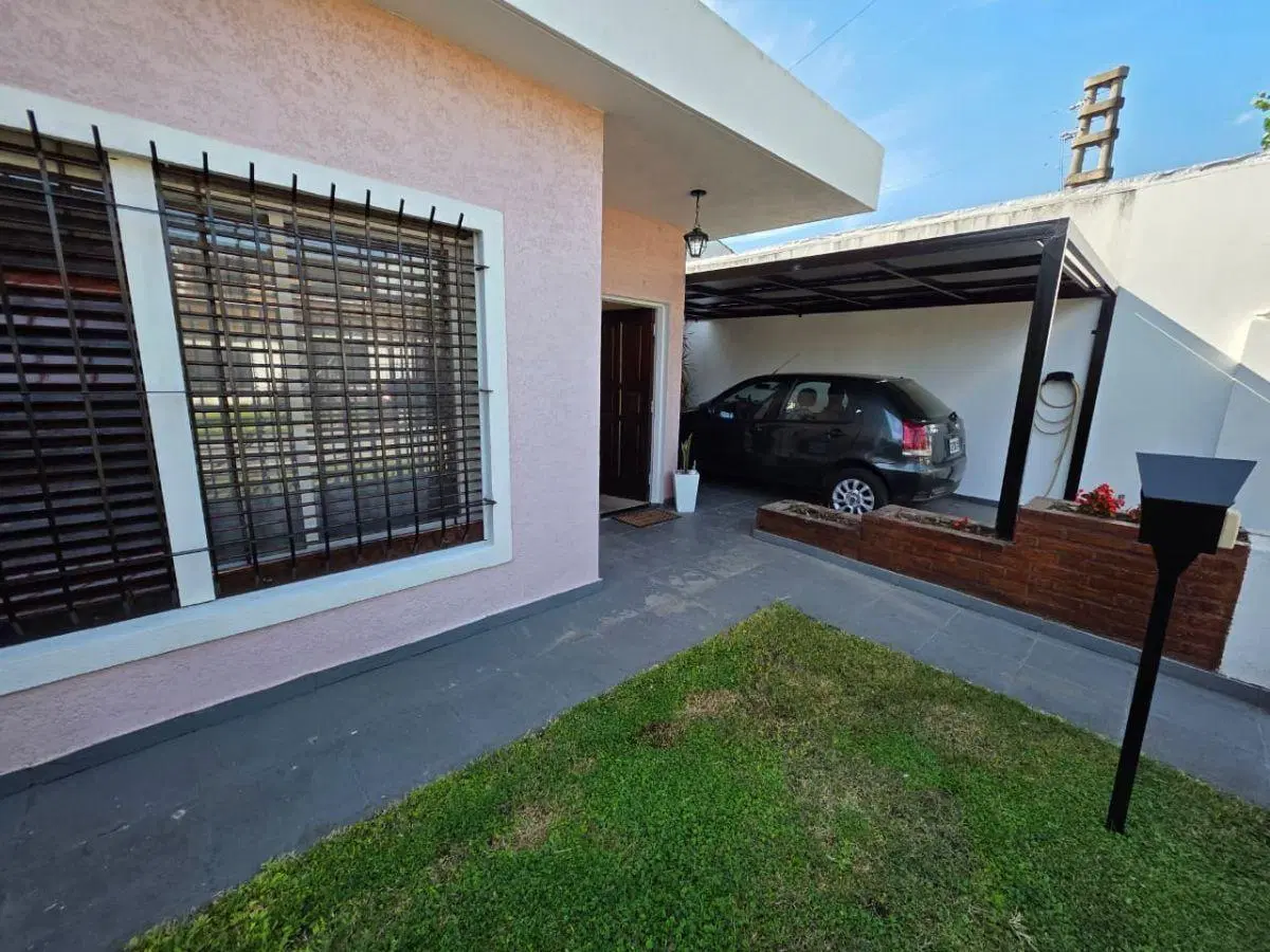 Hermosa casa de 4 ambientes con garage a dos cuadras de Acceso Oeste 5