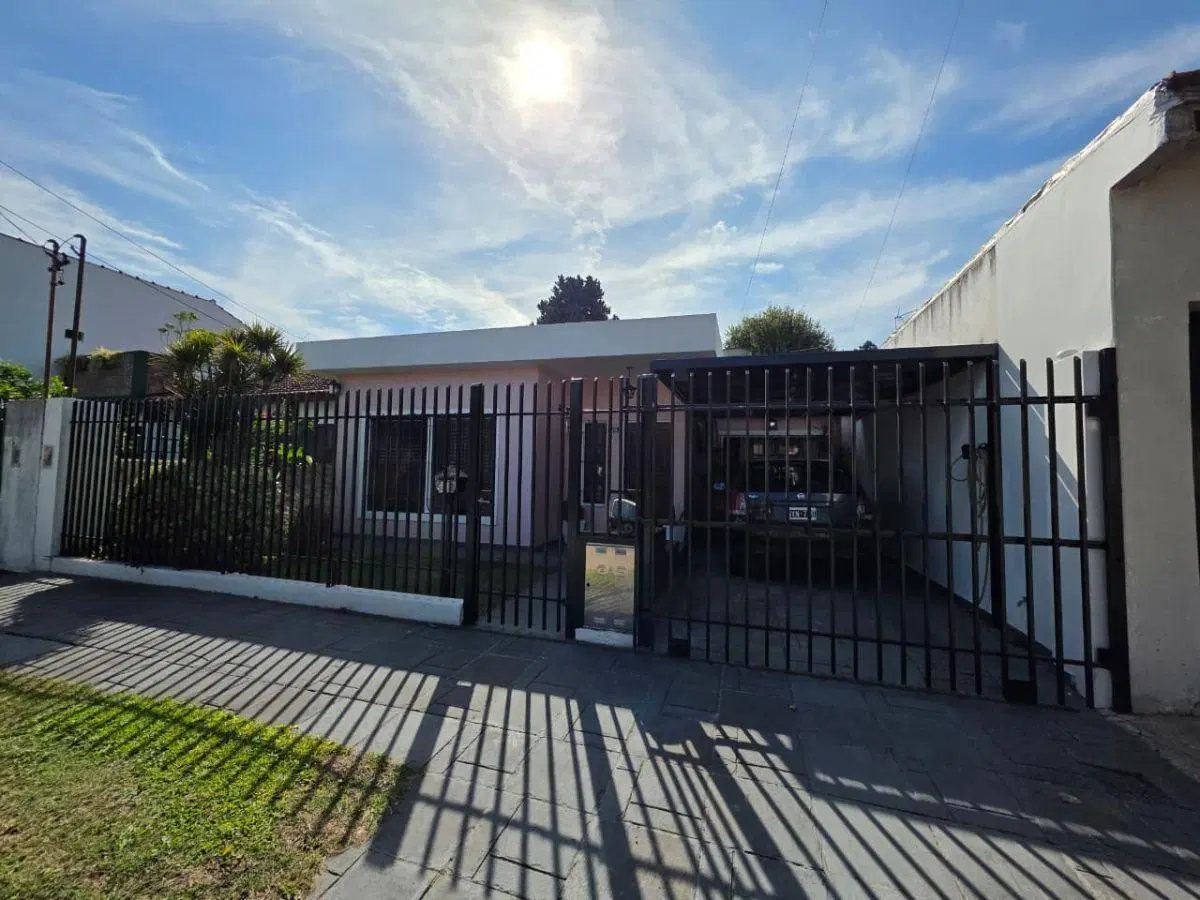 Hermosa casa de 4 ambientes con garage a dos cuadras de Acceso Oeste 2