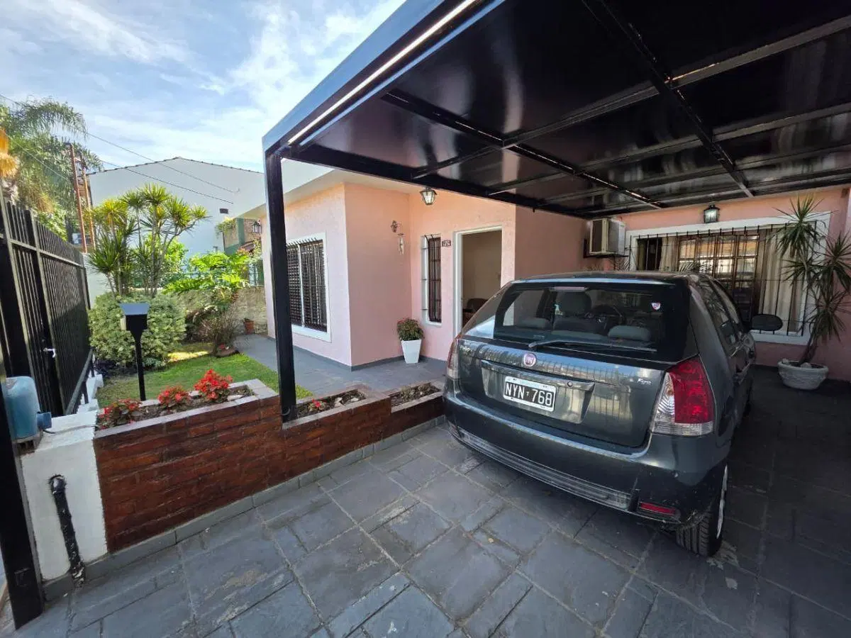 Hermosa casa de 4 ambientes con garage a dos cuadras de Acceso Oeste 1