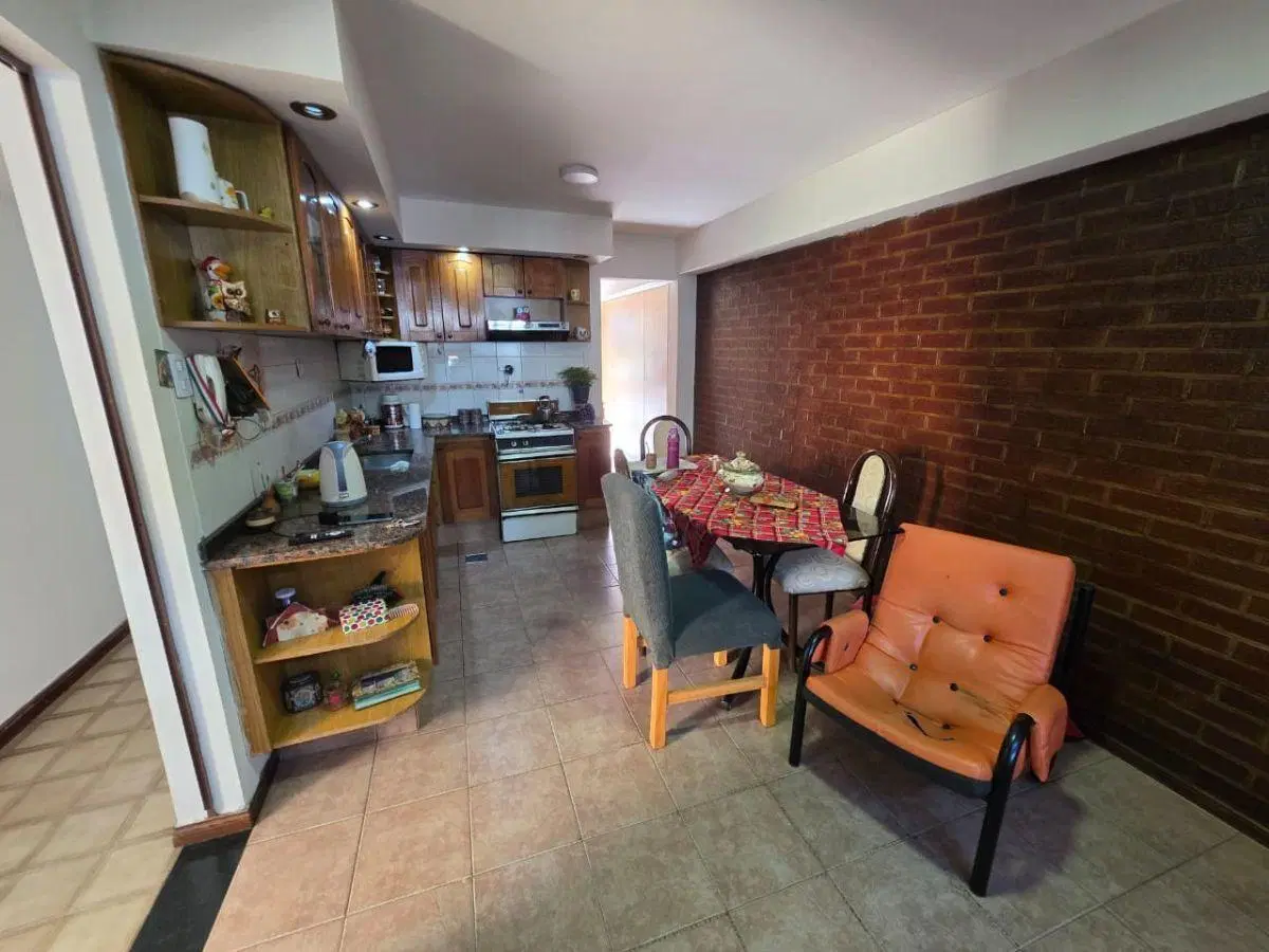Hermosa casa de 4 ambientes con garage a dos cuadras de Acceso Oeste 3