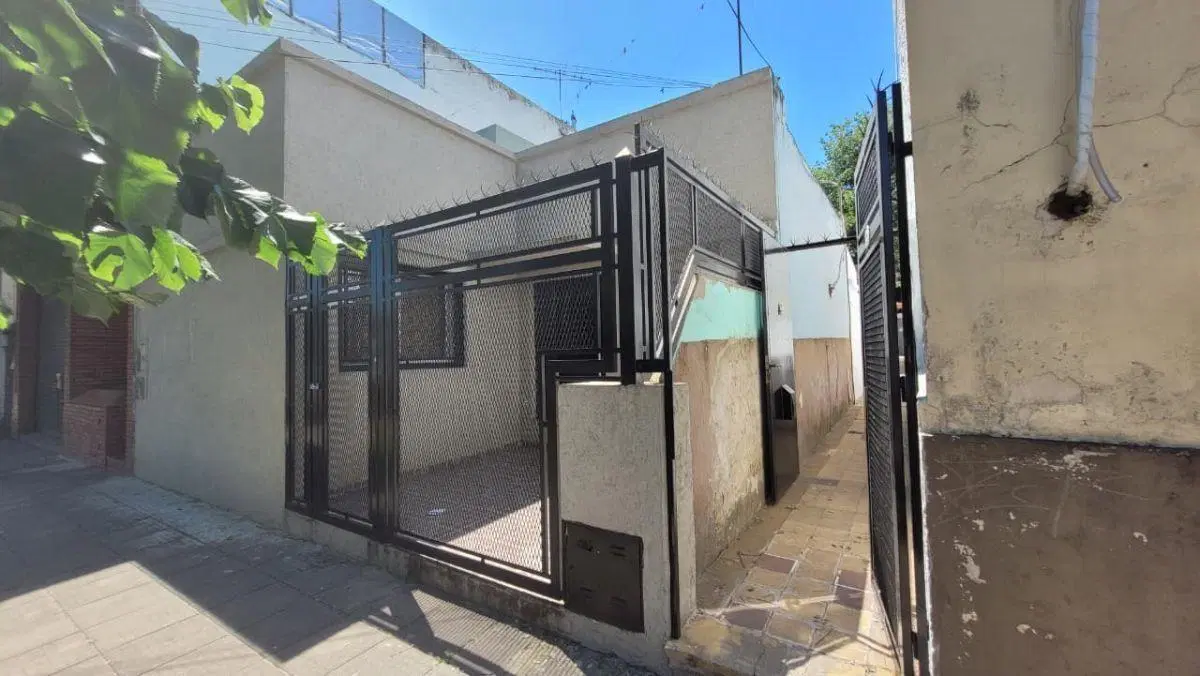 Excelente Casa en PH de 3 ambientes actualizada a 3 cuadras del centro de Morón. 1