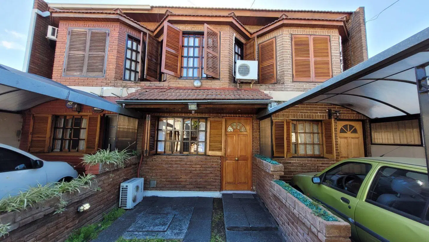 EXCELENTE TRIPLEX DE 4 AMB. Y MEDIO EN HAEDO SUR 5