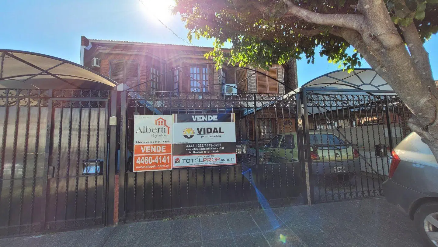 EXCELENTE TRIPLEX DE 4 AMB. Y MEDIO EN HAEDO SUR 2