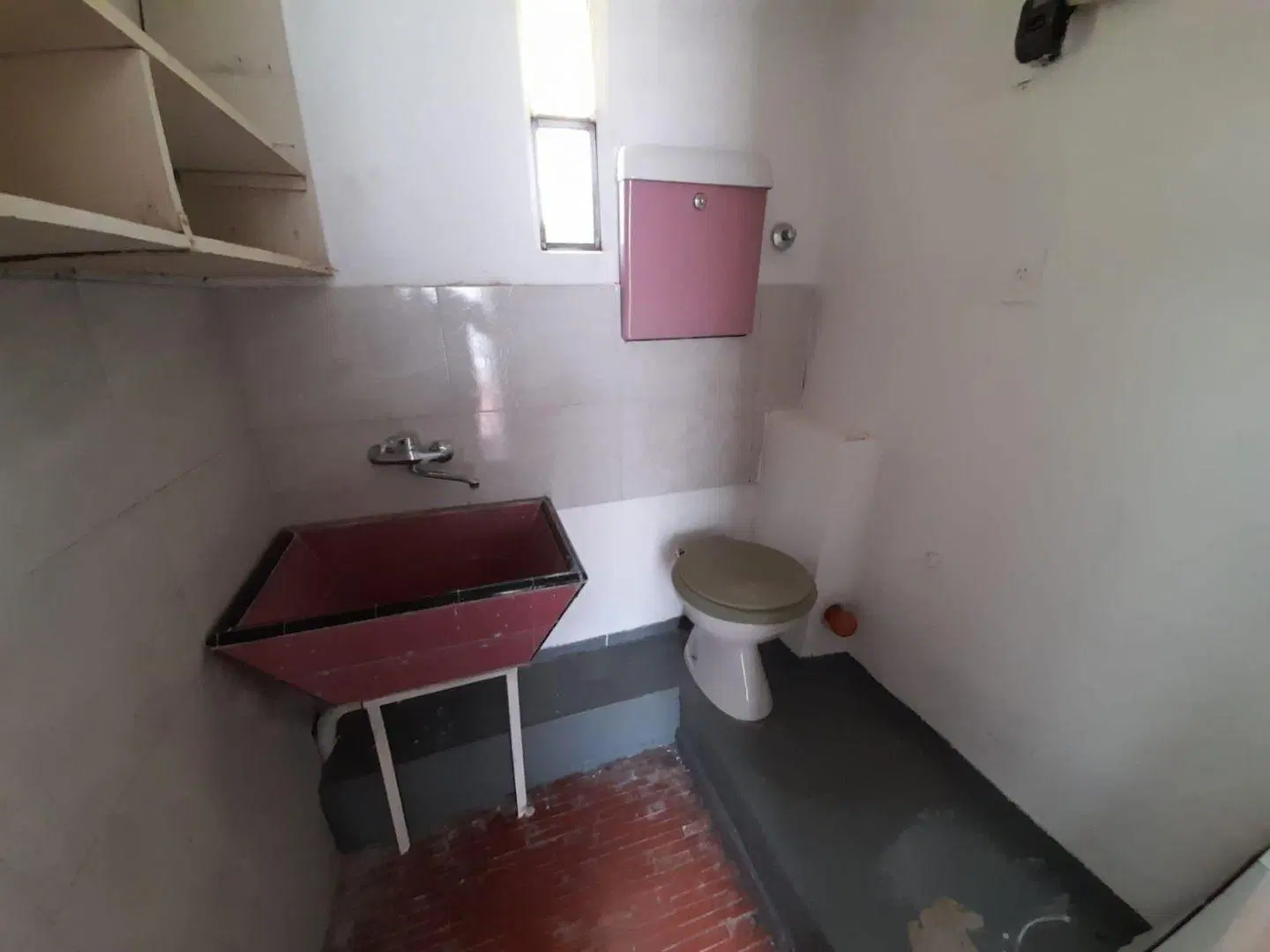 DEPARTAMENTO DE 5 AMB. EN 1° PISO P/ESCALERA EN HAEDO CHICO 4