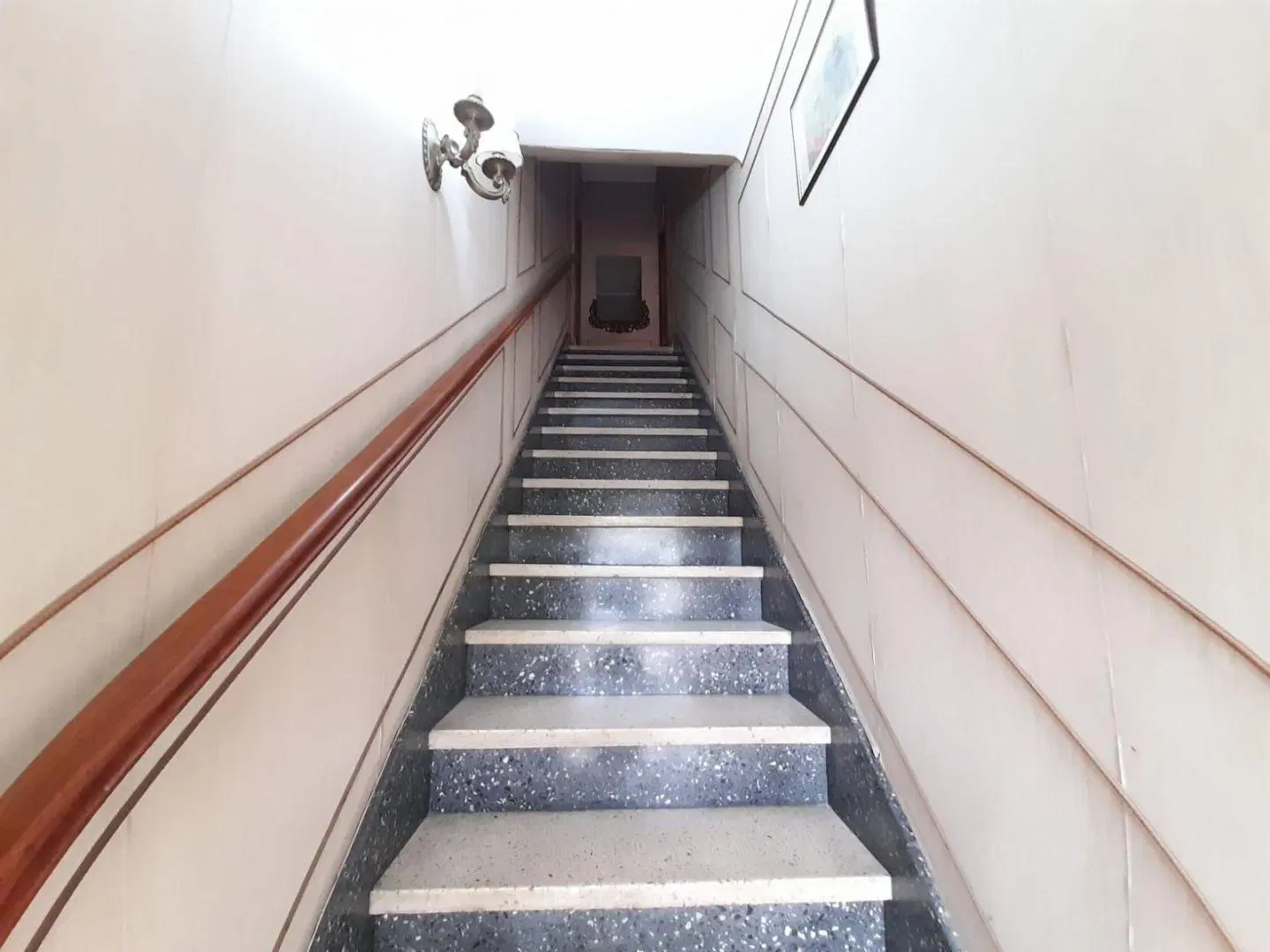 DEPARTAMENTO DE 5 AMB. EN 1° PISO P/ESCALERA EN HAEDO CHICO 5
