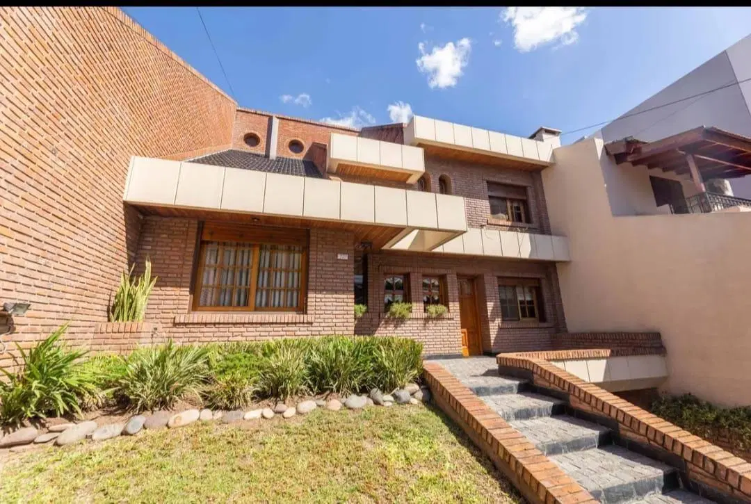 EXCELENTE CHALET DE 5 AMB. SOBRE CALLE CORTADA A MTS DEL CENTRO DE HAEDO 2