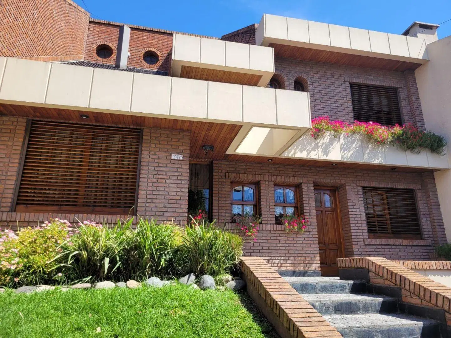 EXCELENTE CHALET DE 5 AMB. SOBRE CALLE CORTADA A MTS DEL CENTRO DE HAEDO 3
